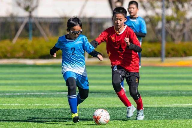 上海申花遭遇北京国安，赛后小球迷穿武磊球衣遭围攻引发关注
